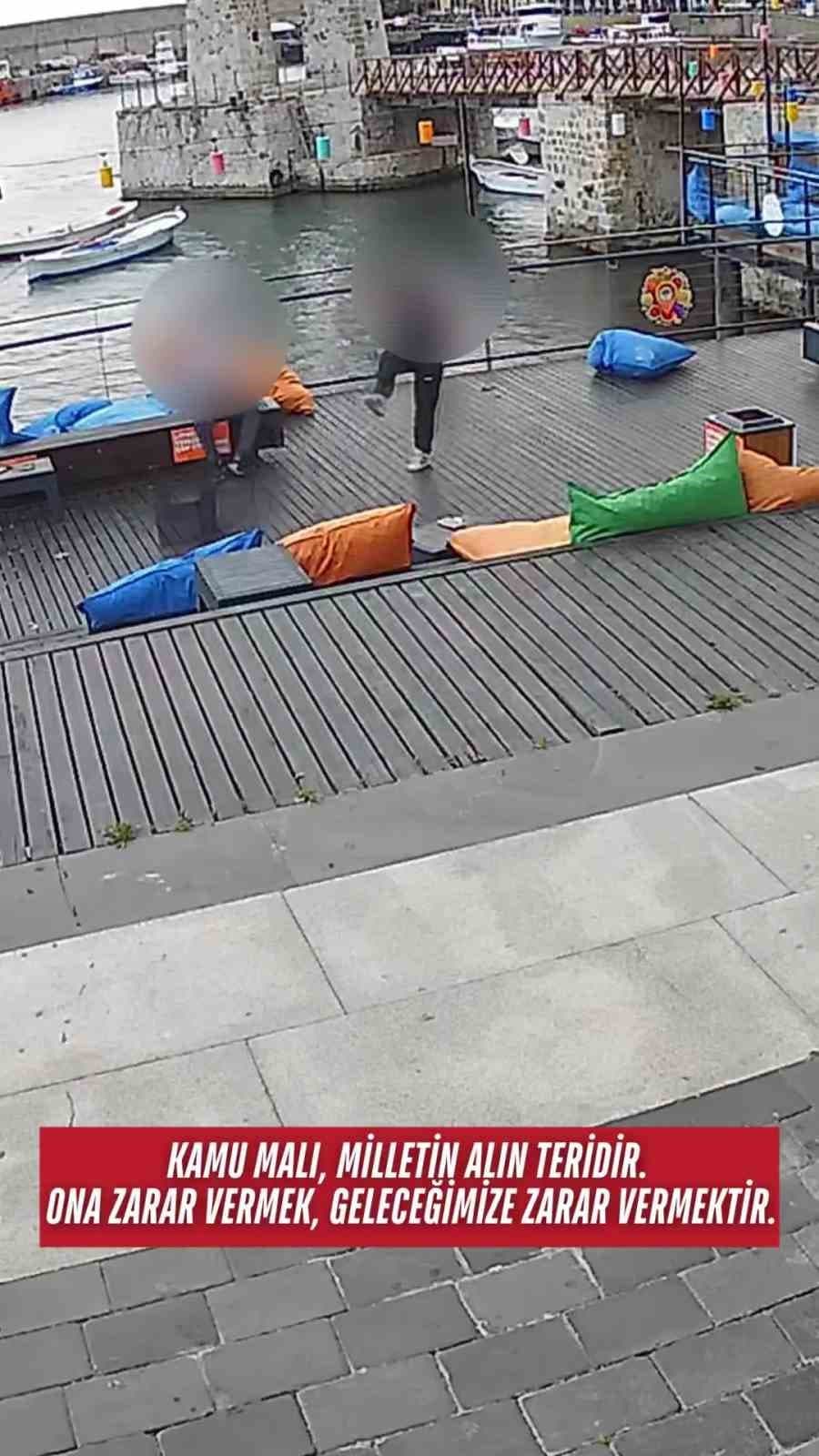 Kafenin eşyalarına zarar verdiler: O anlar güvenlik kamerasında