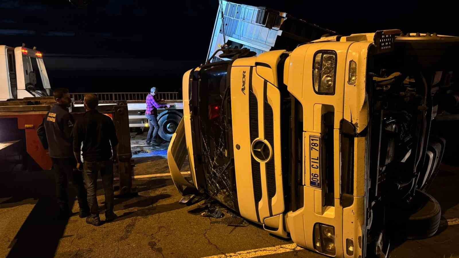 Rize’de tır yola devrildi: 2 yaralı