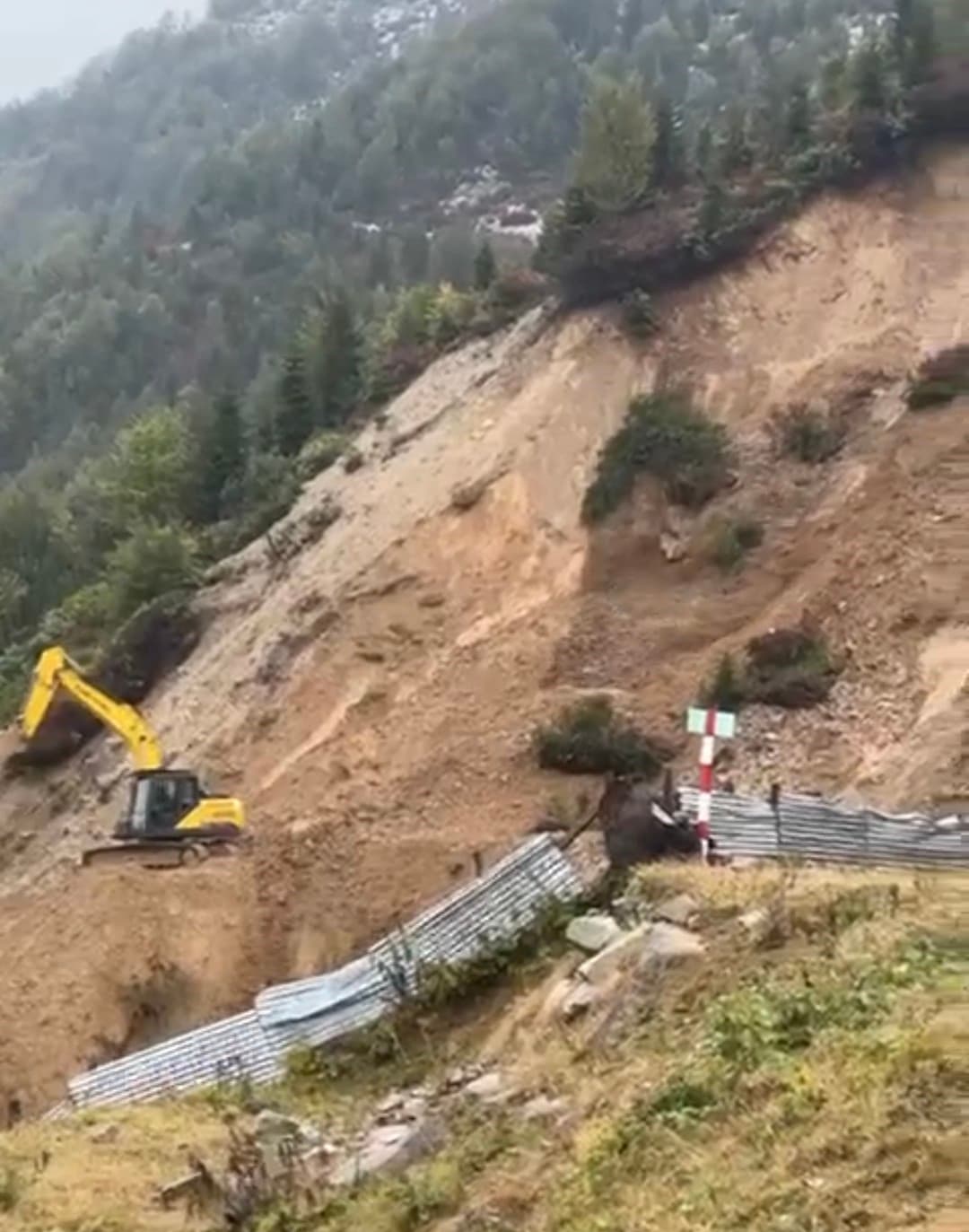 Boğaz Yaylası yolunda iş makineleri heyelanlarla mücadele ediyor