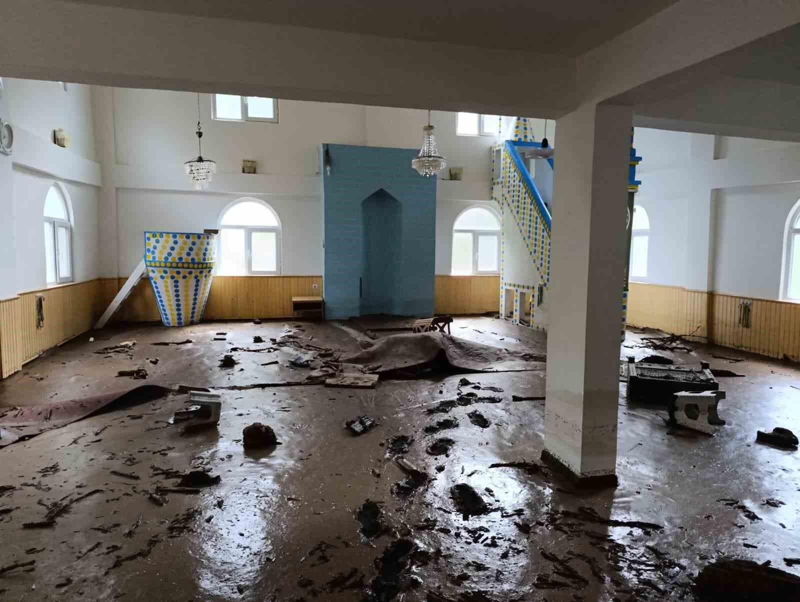 Artvin’in Borçka ilçesindeki sel sonrası Karşıköy Camii çamur içinde kaldı
