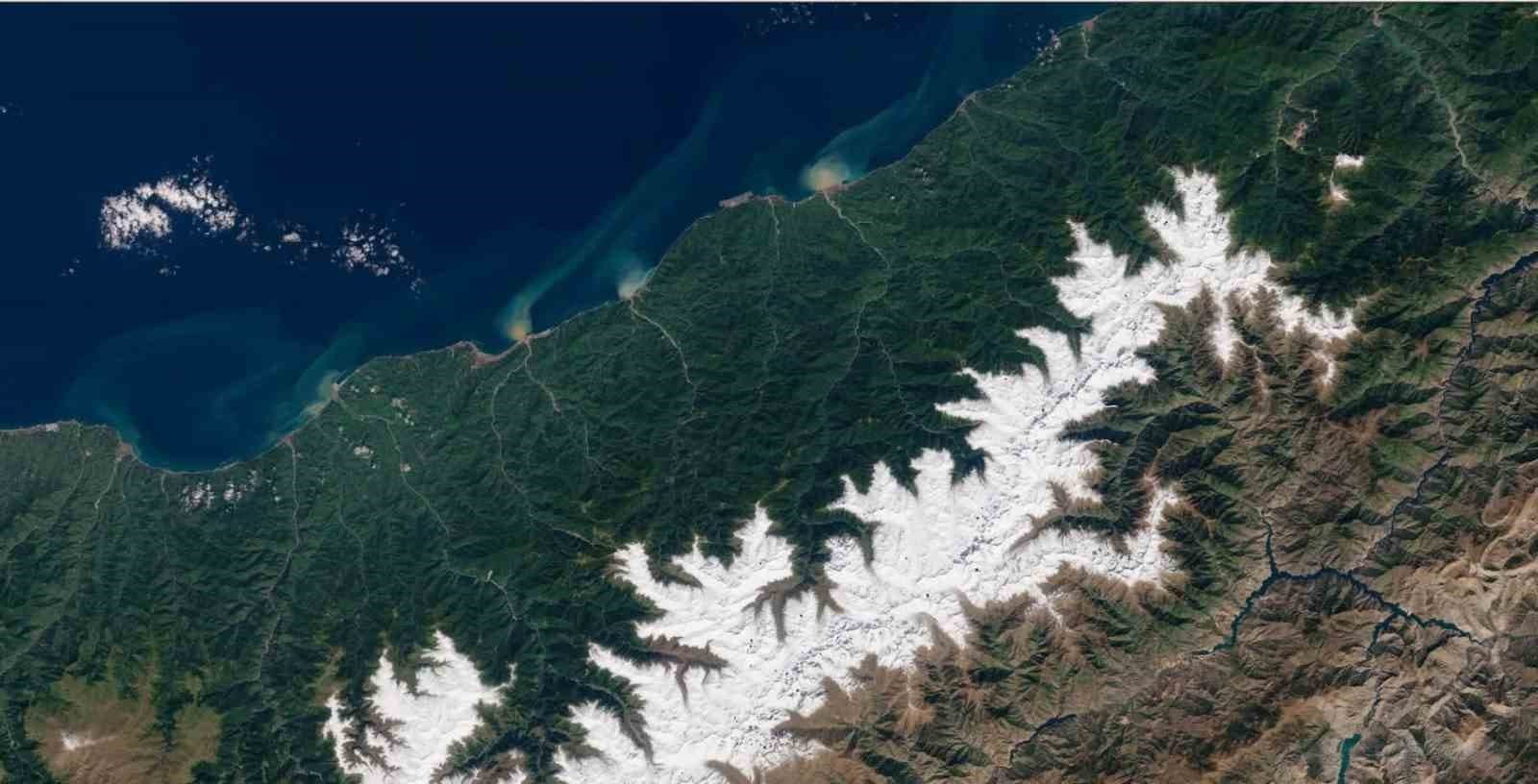 Uydu görüntülerinde Kaçkarlar’daki kar ve Karadeniz’e selle taşınan toprak kütleleri dikkat çekti