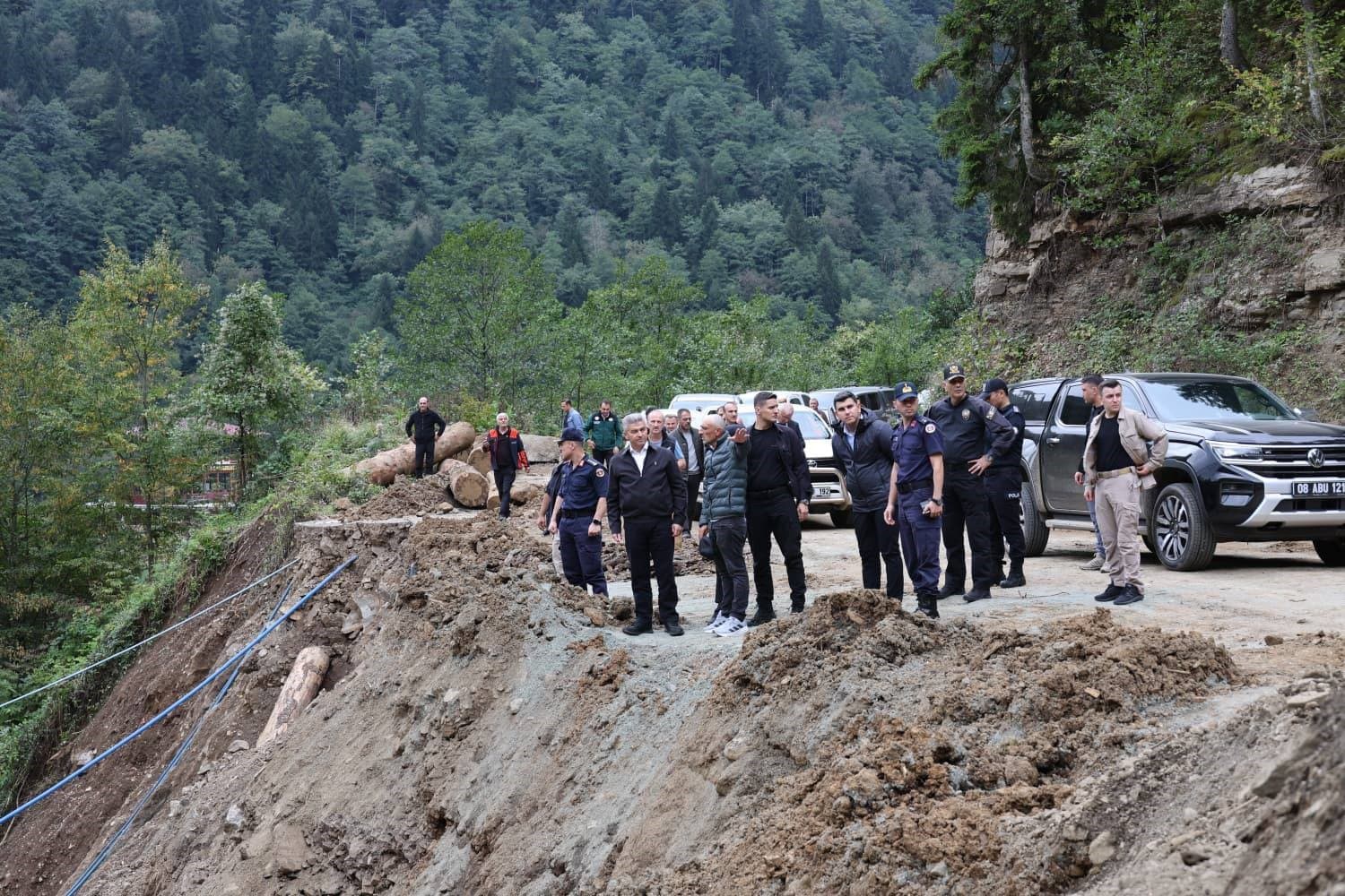 Camili yolu yeniden ulaşıma açıldı: Vali Ergün sahada inceleme yaptı