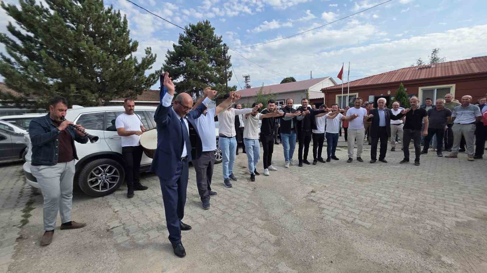 TÜDKİYEB genel başkanı seçildi: Ayağının tozuyla geldiği memleketi Tokat’ta zaferini halayla kutladı