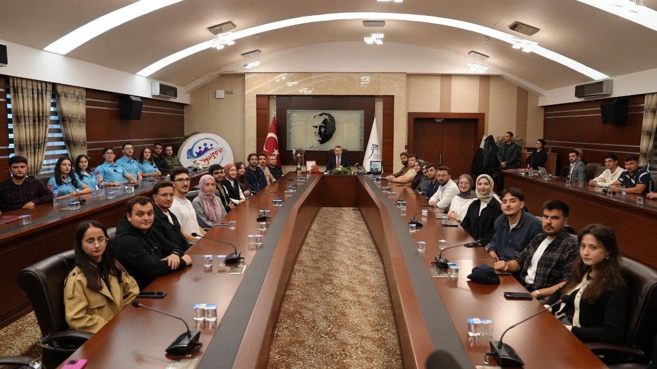 KBÜ Rektörü Prof. Dr. Kırışık, TEKNOFEST şampiyonlarını ödüllendirdi