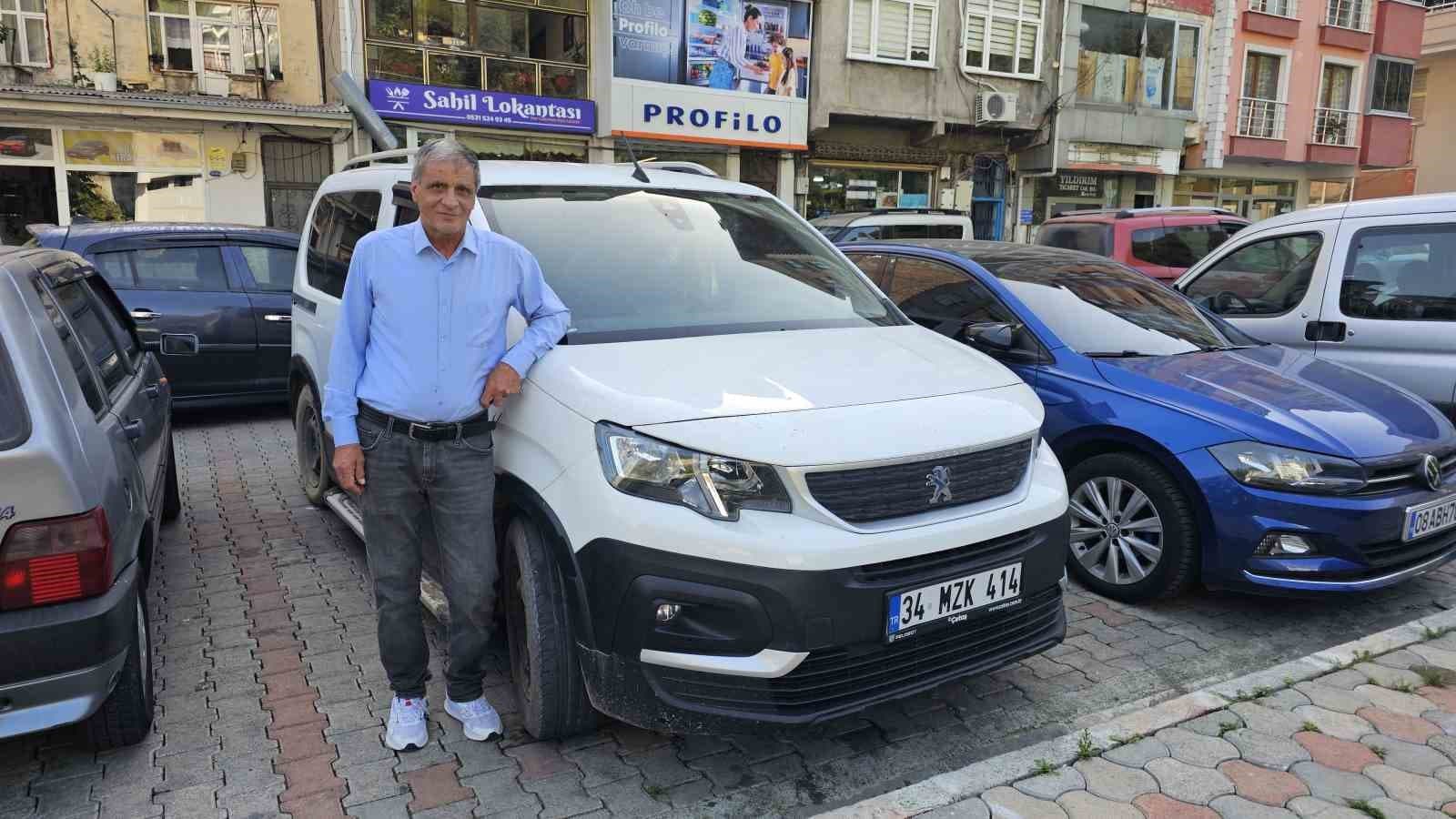 Borçka’da sel felaketinde mahsur kalan aracını 20 gün sonra vinç yardımıyla kurtardı