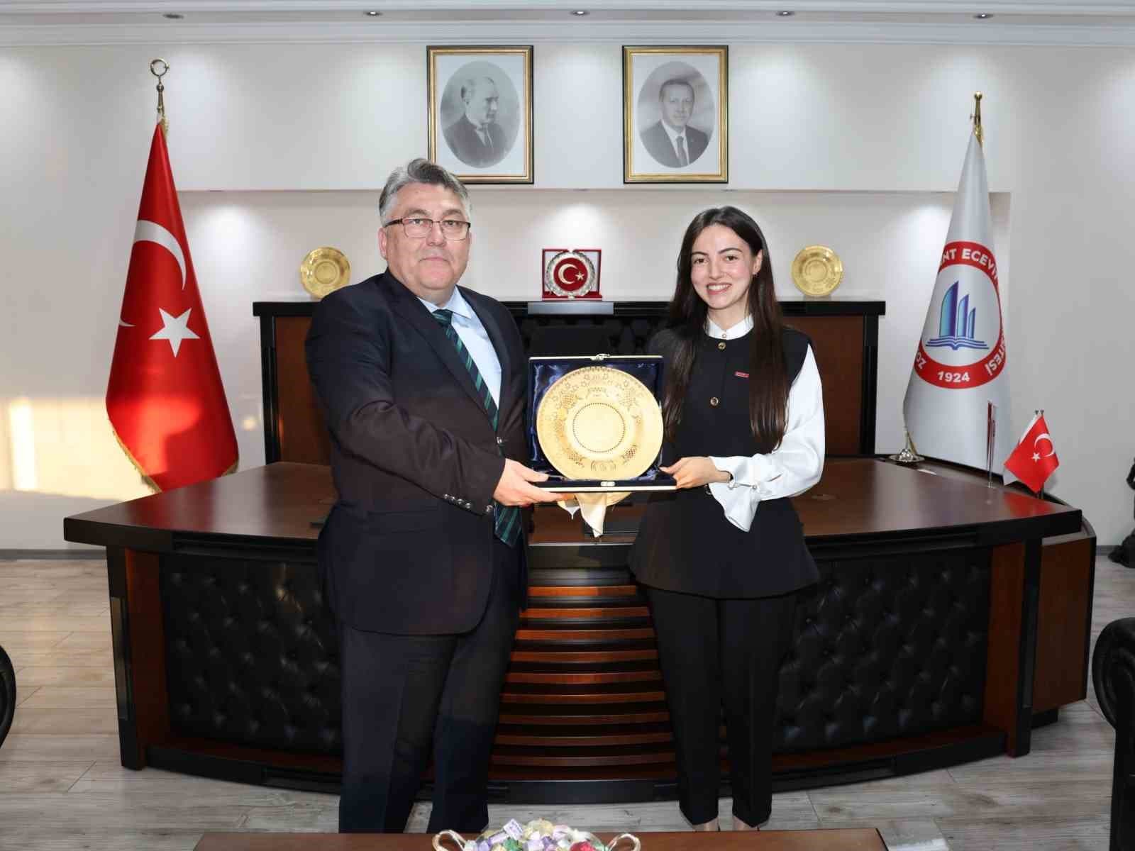 Rektör Özölçer "Yılın Doktora Tezi" ödülü sahibi Dr. Öğr. Üyesi Timur’u makamında kabul etti