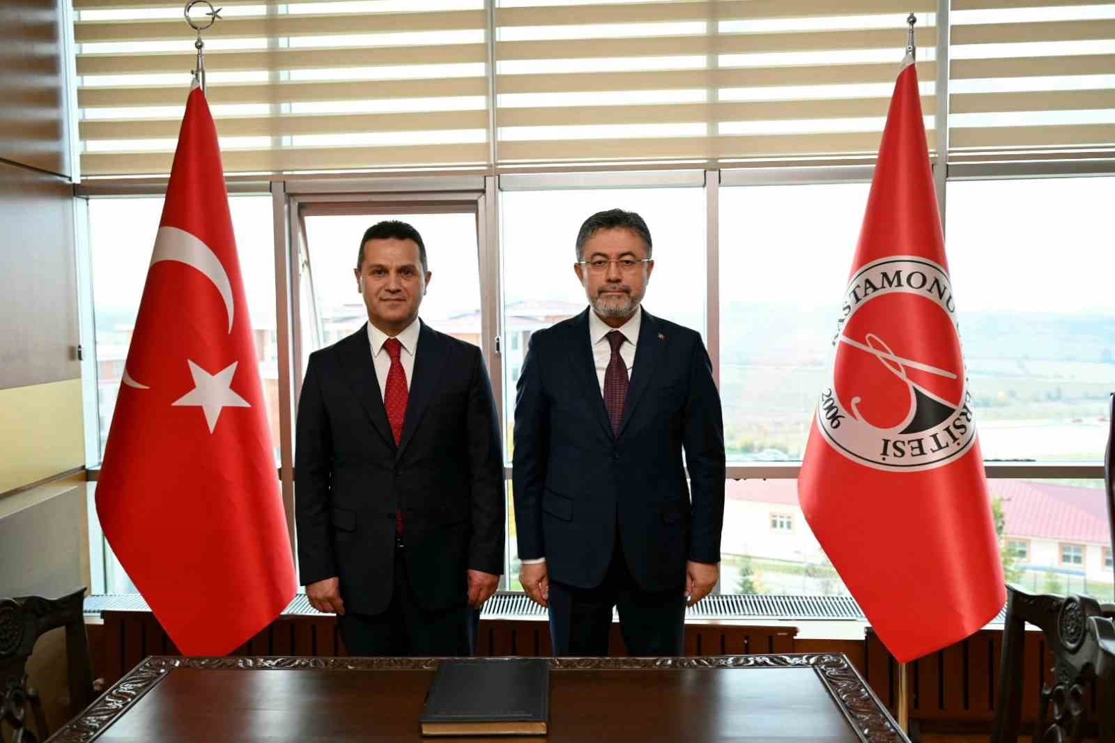 Bakan Yumaklı, Rektör Topal’dan çalışmalarla ilgili bilgi aldı