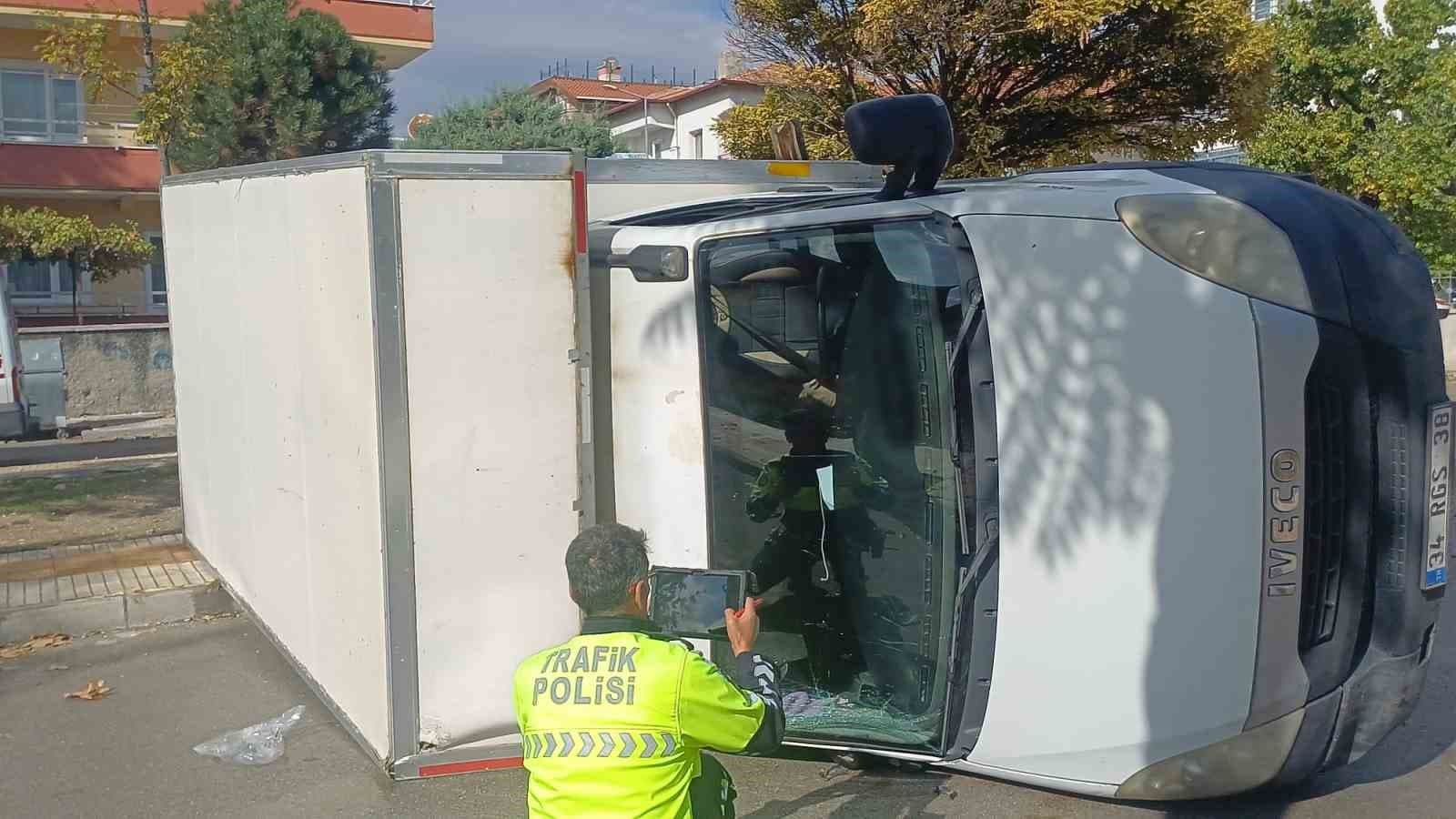 Çorum’da kamyonet ile otomobil çarpıştı: 1’i çocuk 5 yaralı