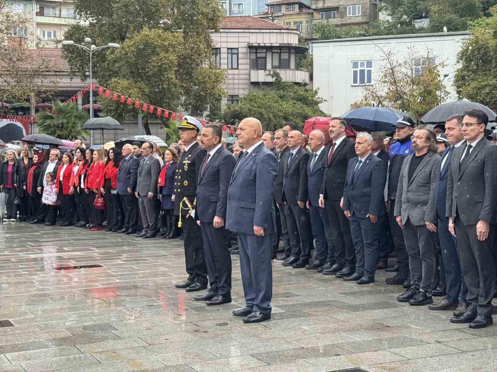 Zonguldak’ta 29 Ekim Cumhuriyet Bayramı çelenk töreni gerçekleştirildi