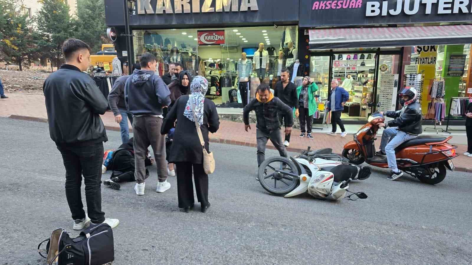 Karadeniz Ereğli’de motosiklet yayaya çarptı; 3 yaralı