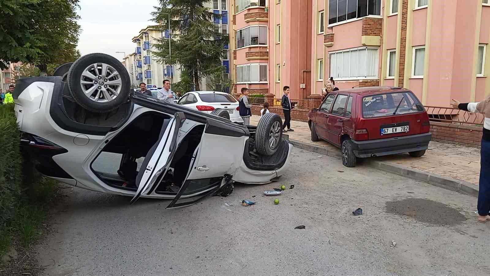 Otomobil park halinde olan araca çarpıp ters şekilde durabildi: 3 yaralı