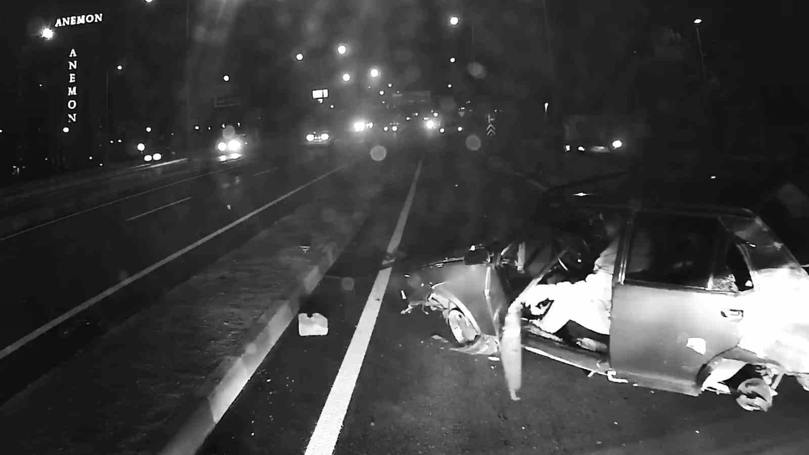 Sokak hayvanına çarpmamak için karşı şeride geçip panelvan minibüs ve motosiklete çarptı: 1 yaralı