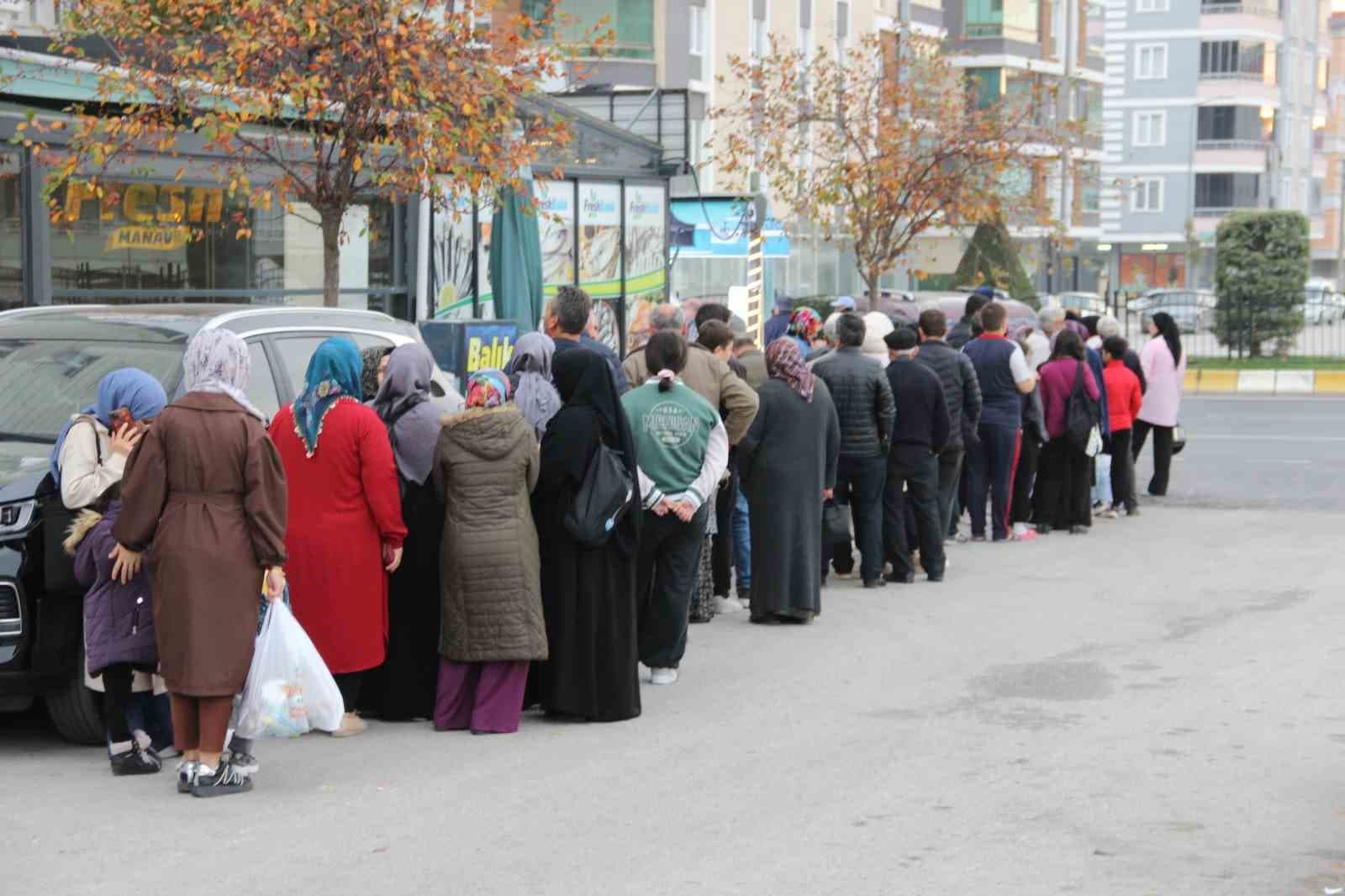 Çorum’da hamsinin kilosu 40 liraya düştü: Metrelerce uzunlukta kuyruk oluştu