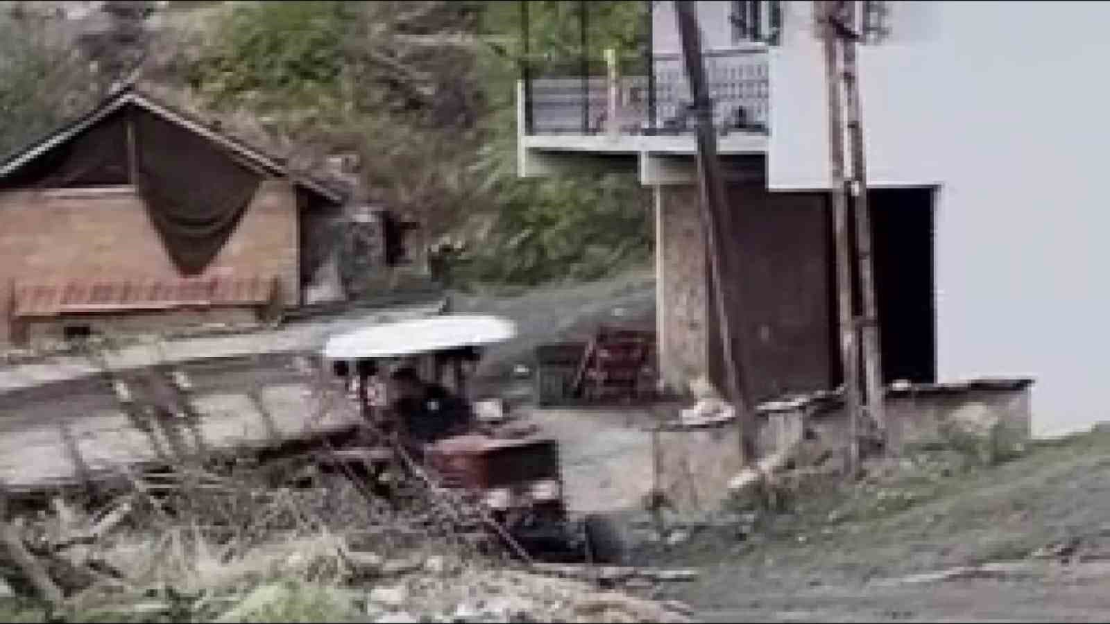 Amasya’da pancar yüklü traktör römorku devrildi, kaza anı kamerada