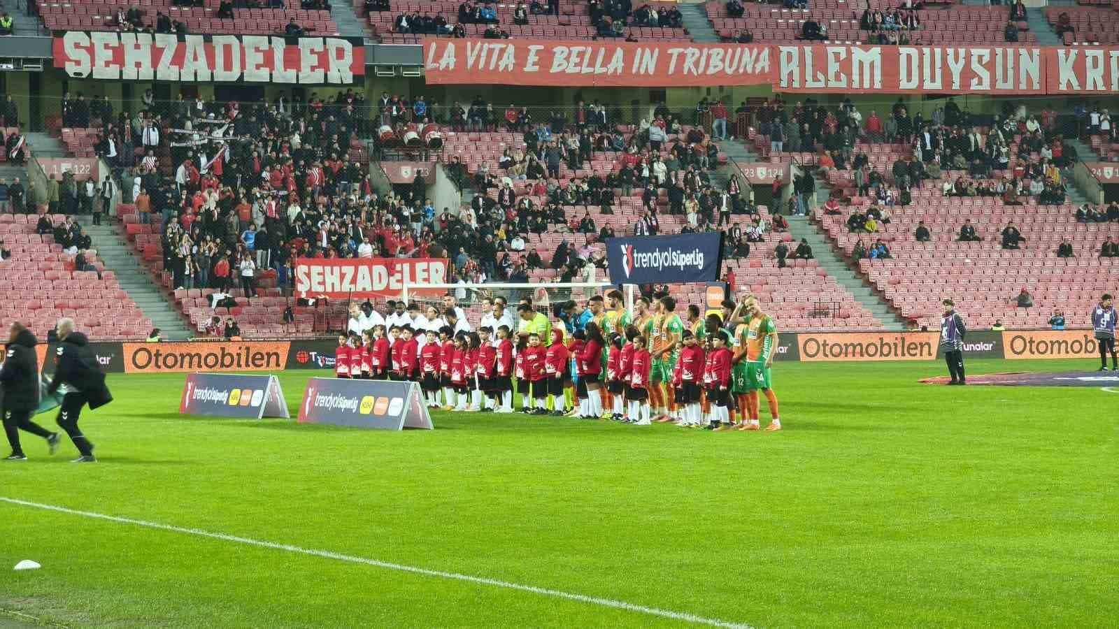 Samsunspor, özel çocukların tasarladığı formalarla sahaya çıktı