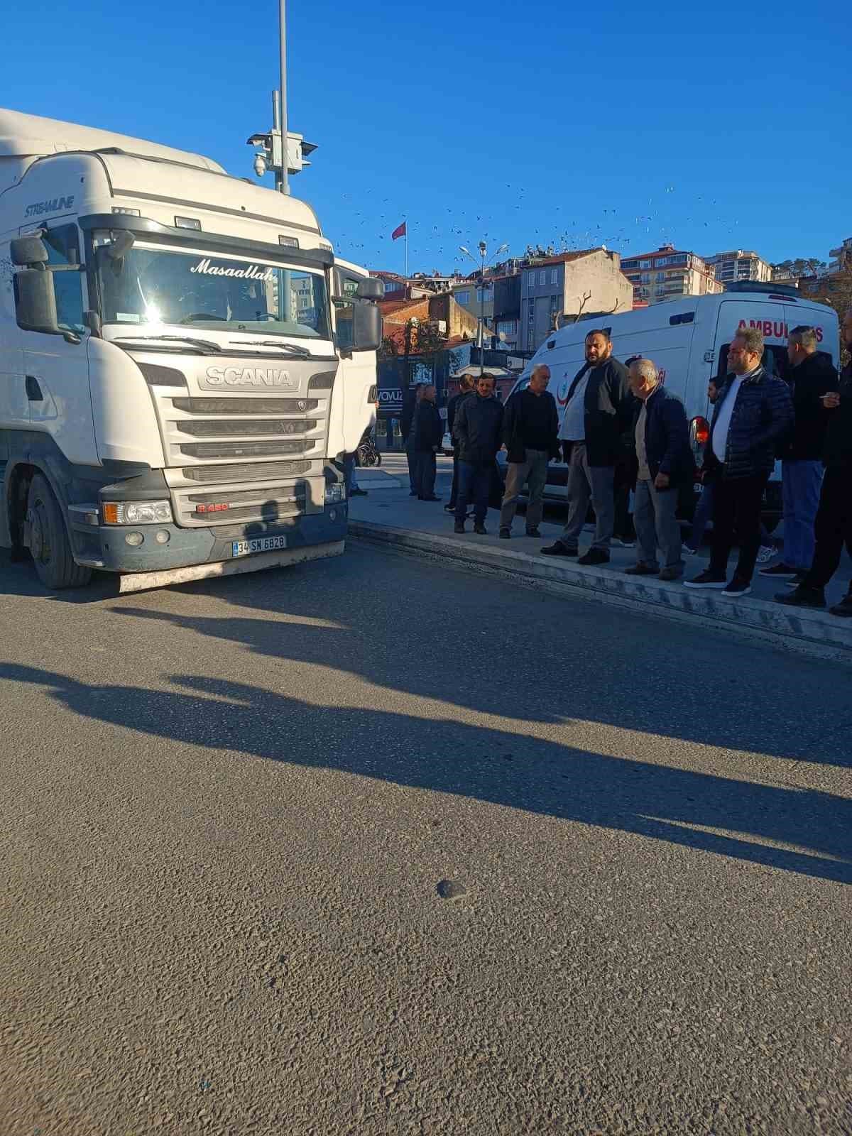Alaplı’da karşı yola geçmeye çalışan çocuğa tır çarptı: 1 yaralı