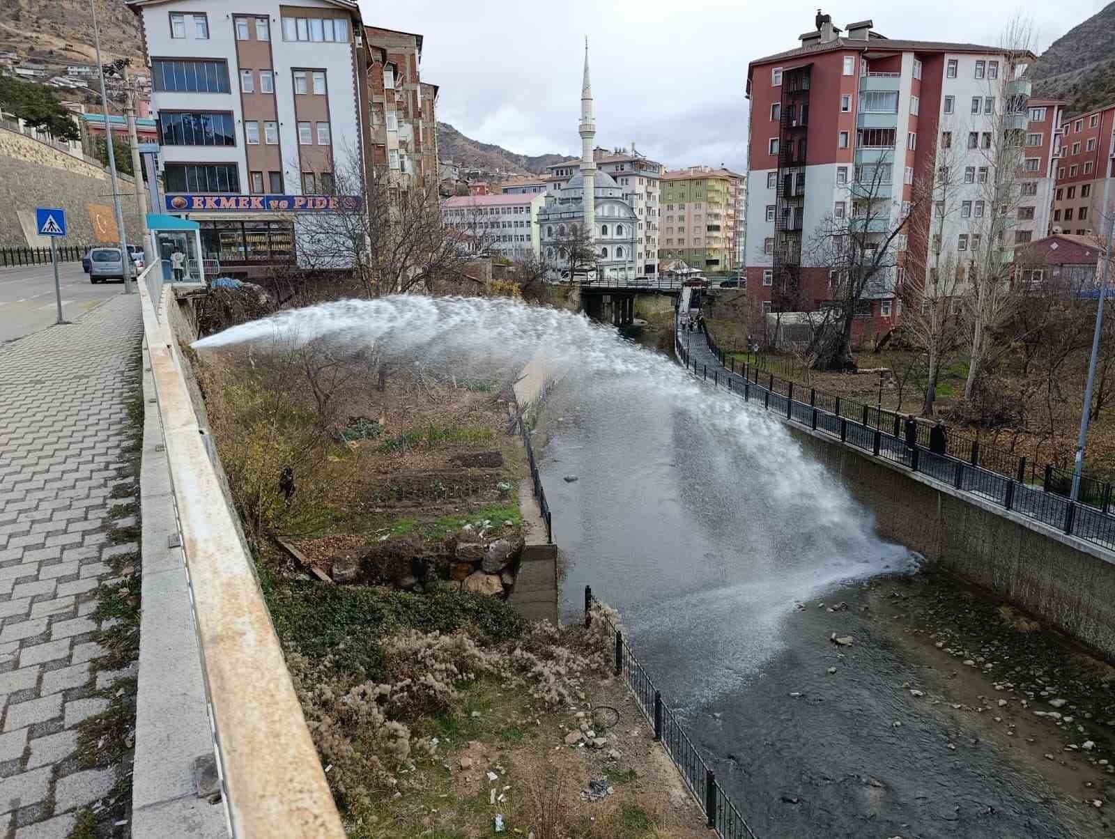 Ana su hattındaki tonlarca su Harşit Çayı’na aktı