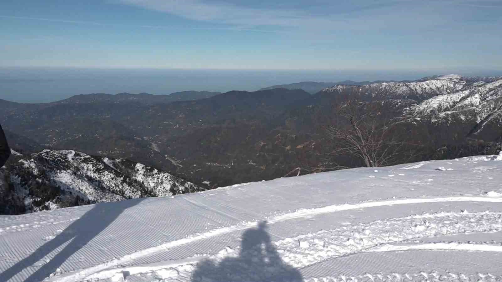 Rize’nin denizi gören zirvesinde kar keyfi