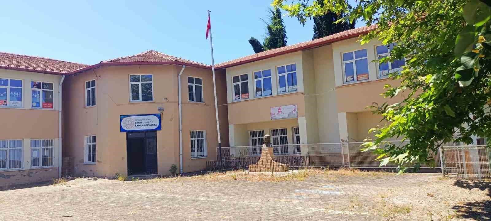 Yıllar önce kapısına kilit vurulan İlk ve Ortaokulu yıkılıyor