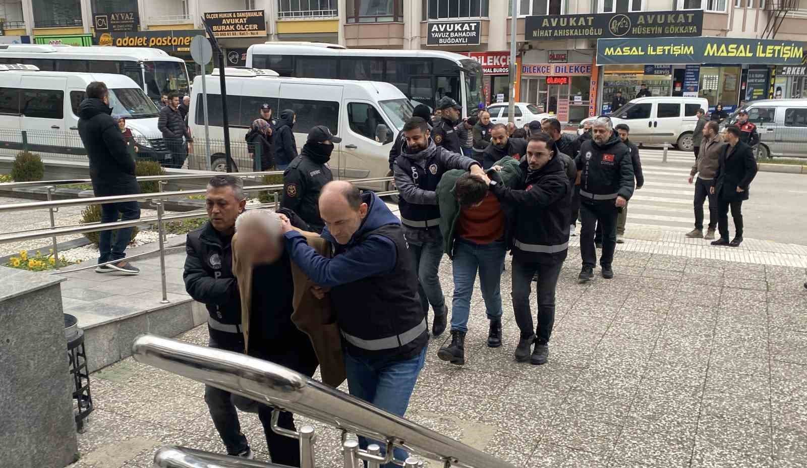 Aracını satmak isteyen vatandaşları milyonlarca lira dolandıran şebekeye 5 ilde operasyon: 14 gözaltı