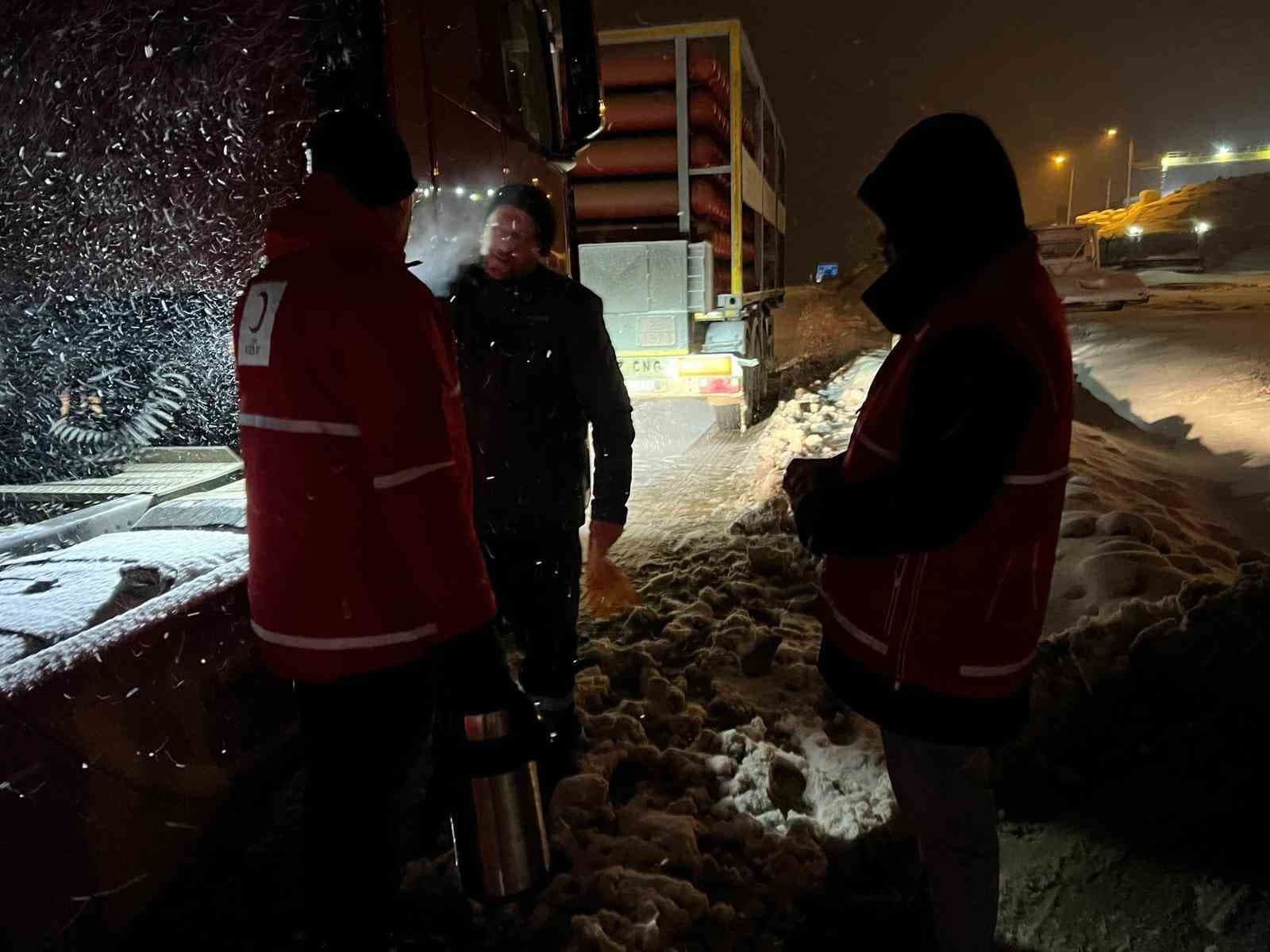 Kar sebebiyle kapanan yolda ekiplerden vatandaşlara sıcak içecek ikramı