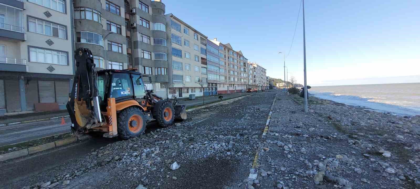 Kastamonu’da dev dalgalar sahillere zarar verdi