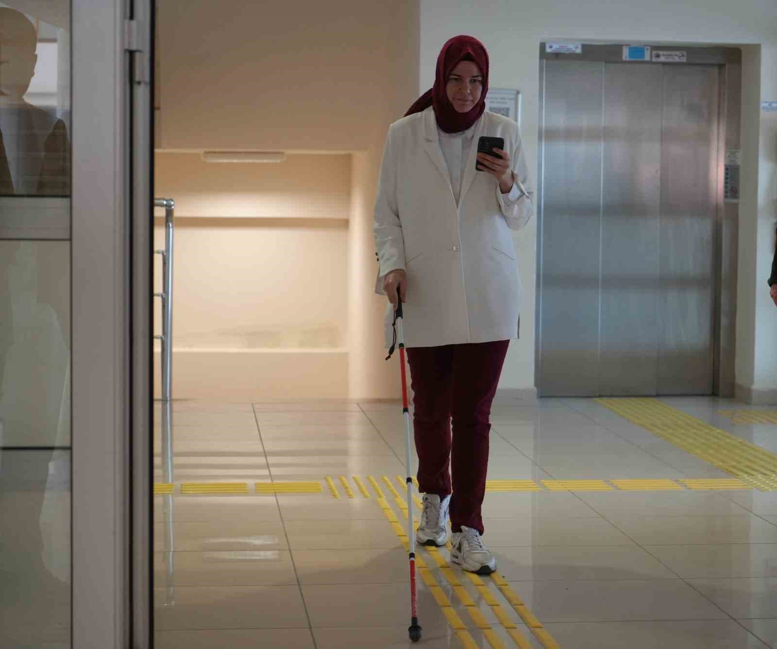 Görme engelli öğrenci, yapay zeka asistanı sayesinde 4 yılda ilk kez tek başına kantine gidebildi