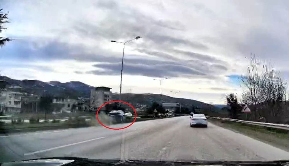 Samsun’da cenaze dönüşü 4 kişinin yaralandığı kaza araç kamerasına yansıdı