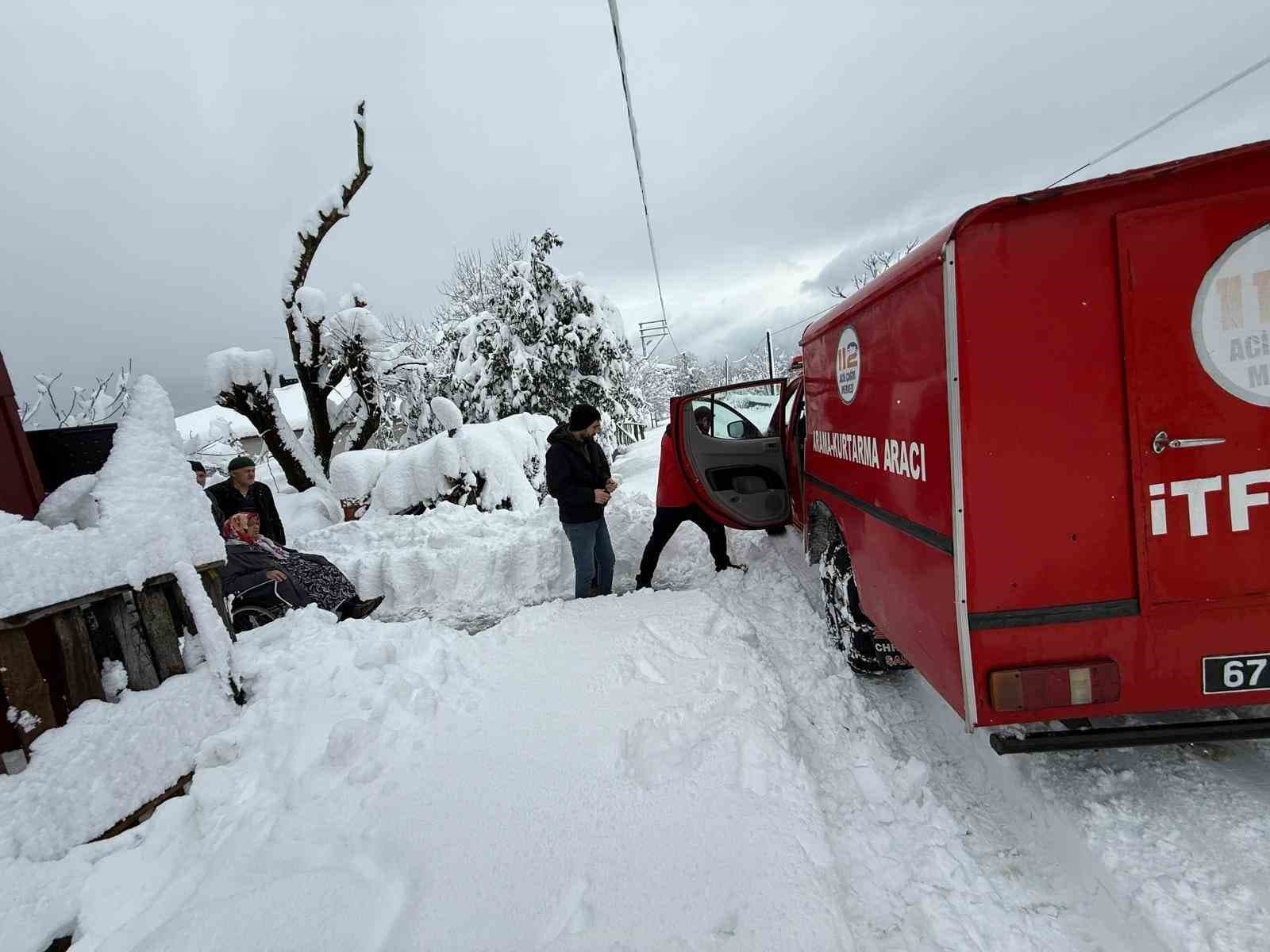 Kardan kapanan yolda diyaliz hastasının imdadına itfaiye yetişti