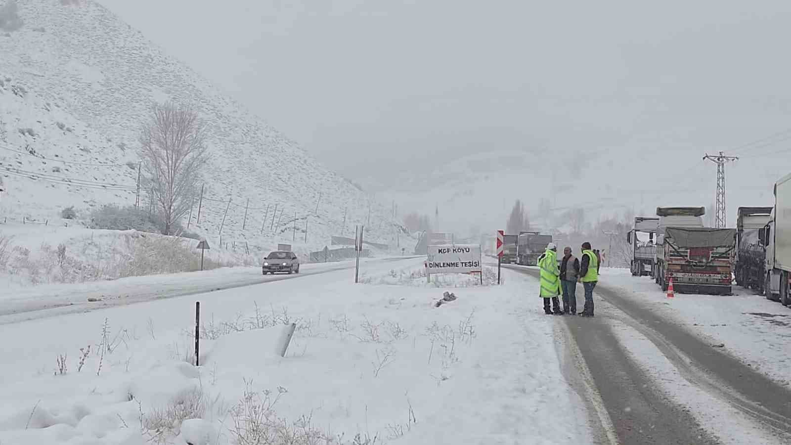 Kop Geçidi’nde çığ: Bitmeyen Kop Tüneli kış çilesini yine hatırlattı