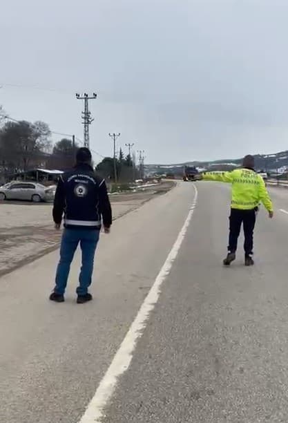 Erbaa’da tırın yatak kısmında saklanan 2 kaçak göçmen yakalandı