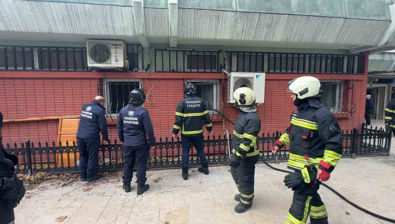 Cuma namazı öncesinde cami çarşısında yangın paniği