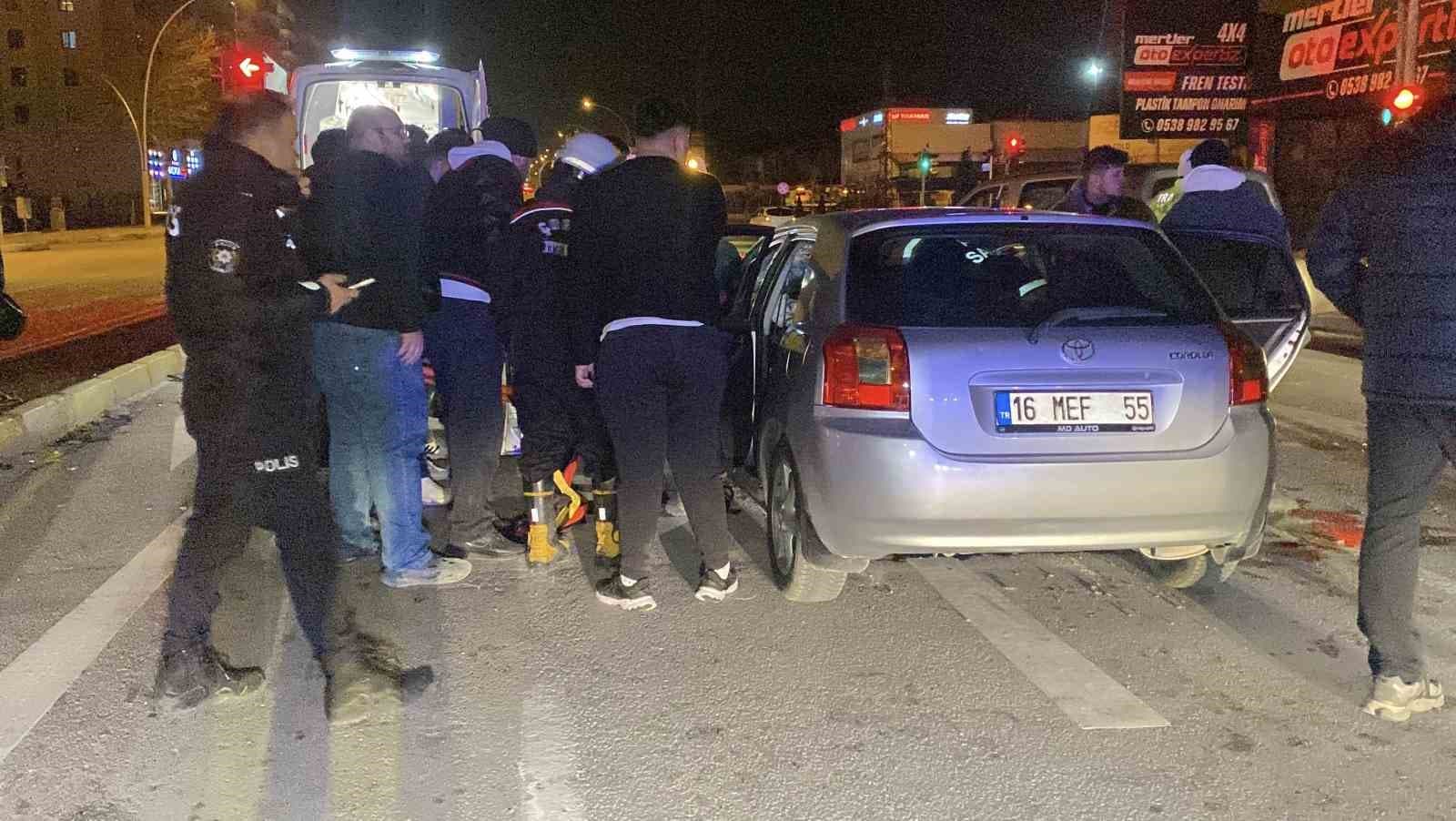 Çekici ile çarpışan otomobil hurdaya döndü: Ekipler yaralı sürücü için zamanla yarıştı