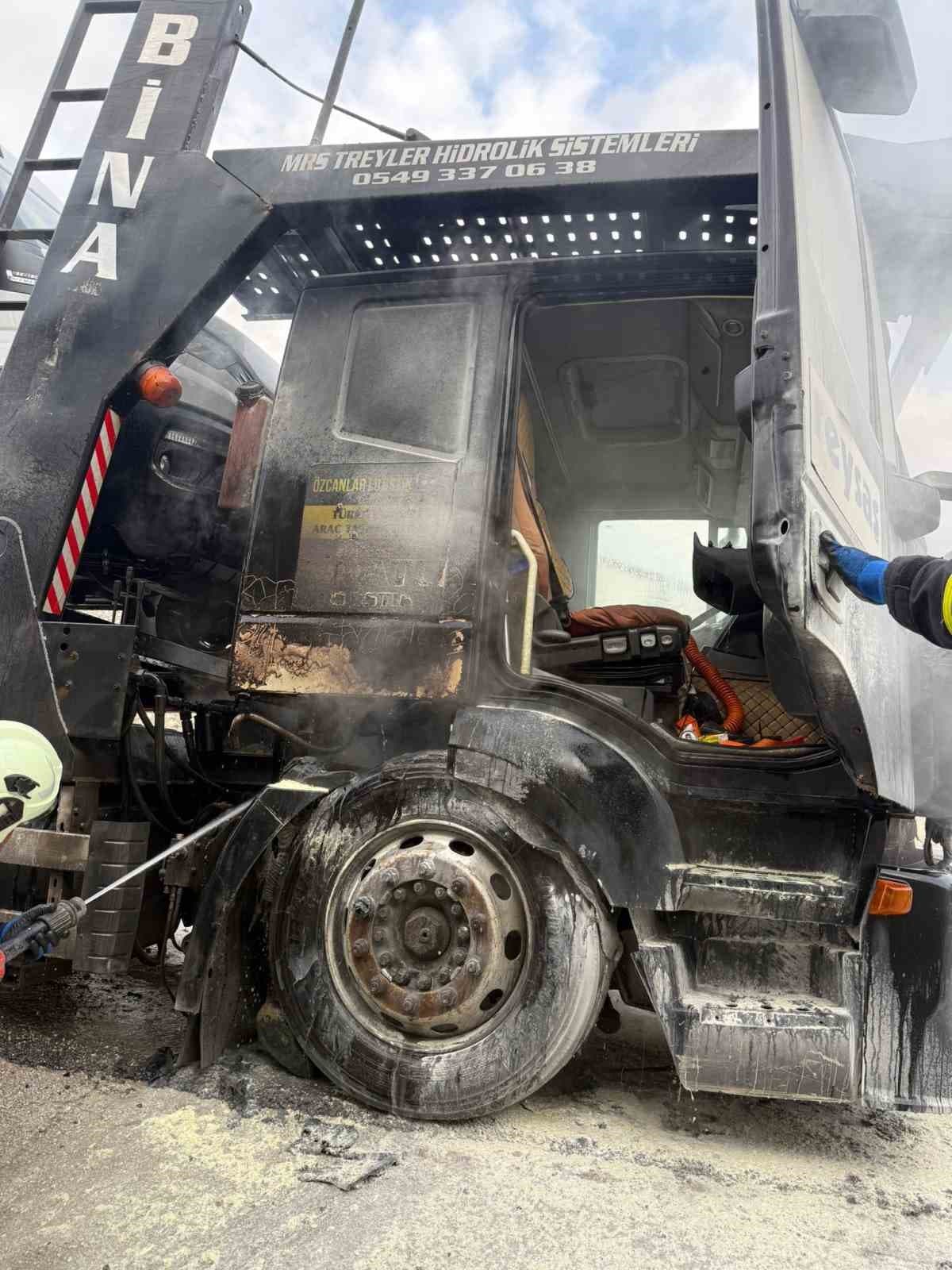 D100 çekicide çıkan yangını itfaiye söndürdü