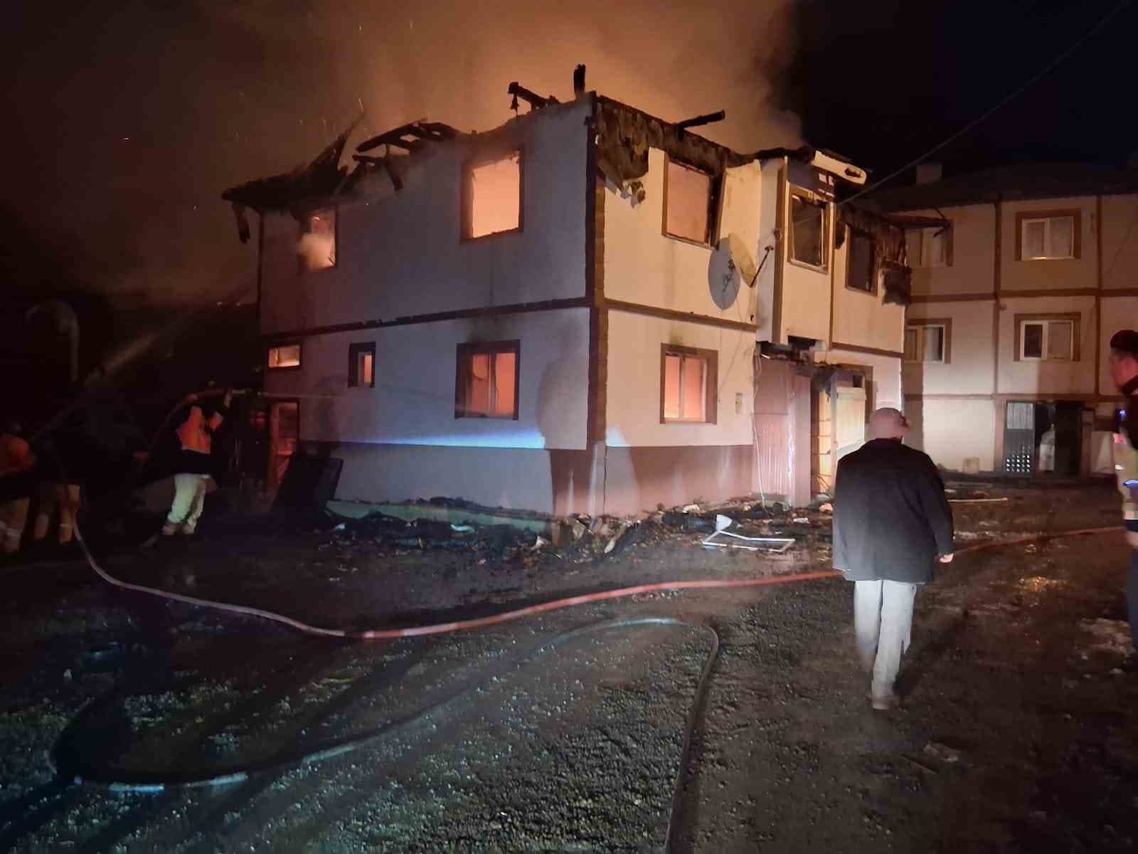 Kastamonu’da alevlere teslim olan iki katlı ev kullanılamaz hale geldi