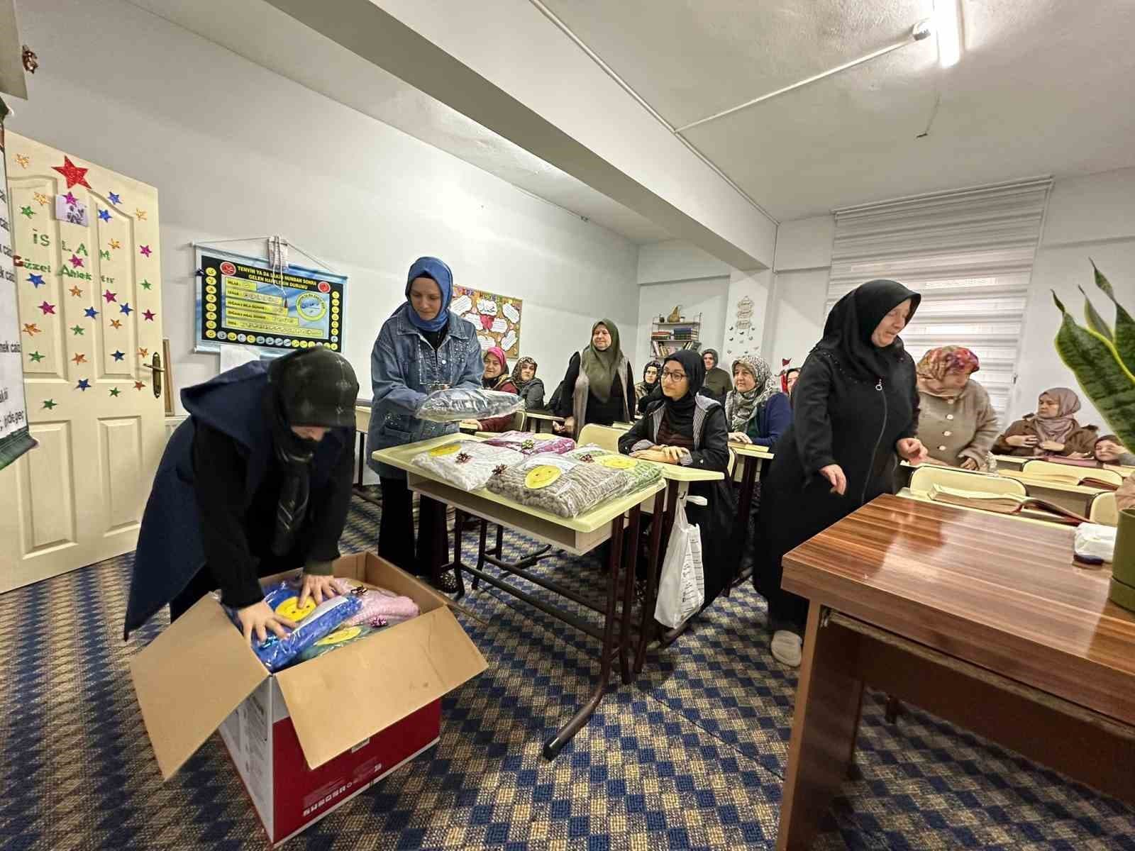 Depremzede çocuklara atkı ve bere ördüler