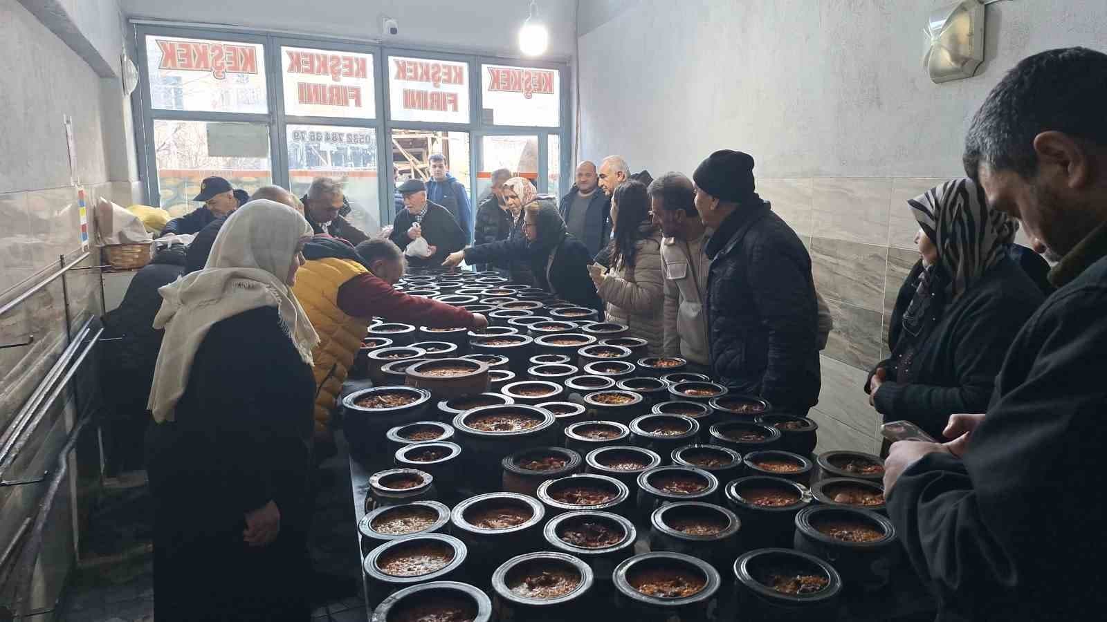 İftar sofralarının vaz geçilmez lezzeti: 8 saatte pişiyor, davul sesini duyan fırınlara koşuyor