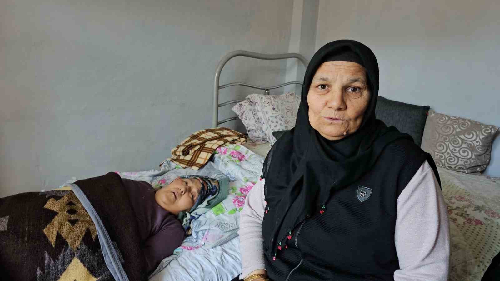 Zonguldak’ta yalnız yaşayan yatalak kadına komşuları sahip çıkıyor