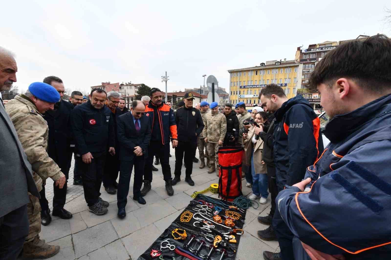 Kastamonu’da arama ve kurtarma ekiplerinin kullandığı malzemeler sergilendi
