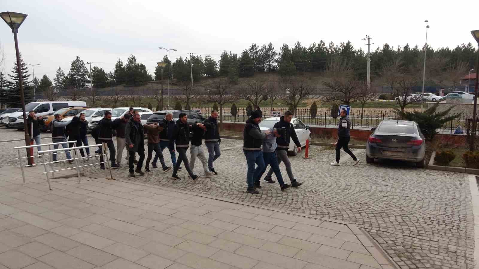 Uyuşturucu operasyonda gözaltına alınan şüphelilerden 3’ü tutuklandı