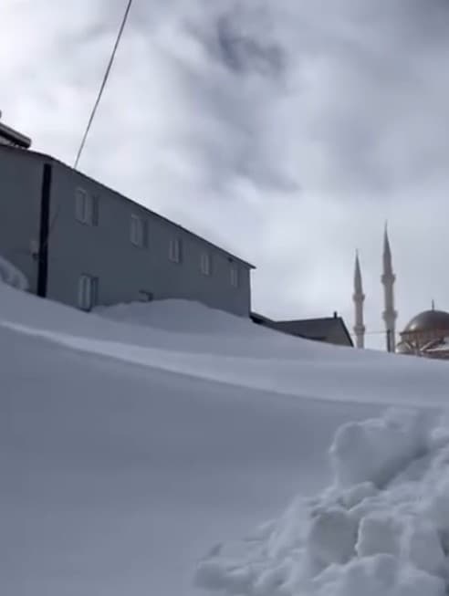 Gümüşhane’nin yaylalarında kar kalınlığı evlerin boyuna ulaştı