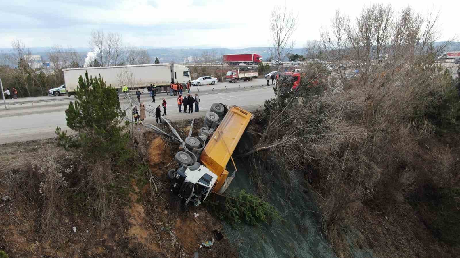 Direksiyon başında fenalaştı, hafriyat kamyonu şarampole devrildi