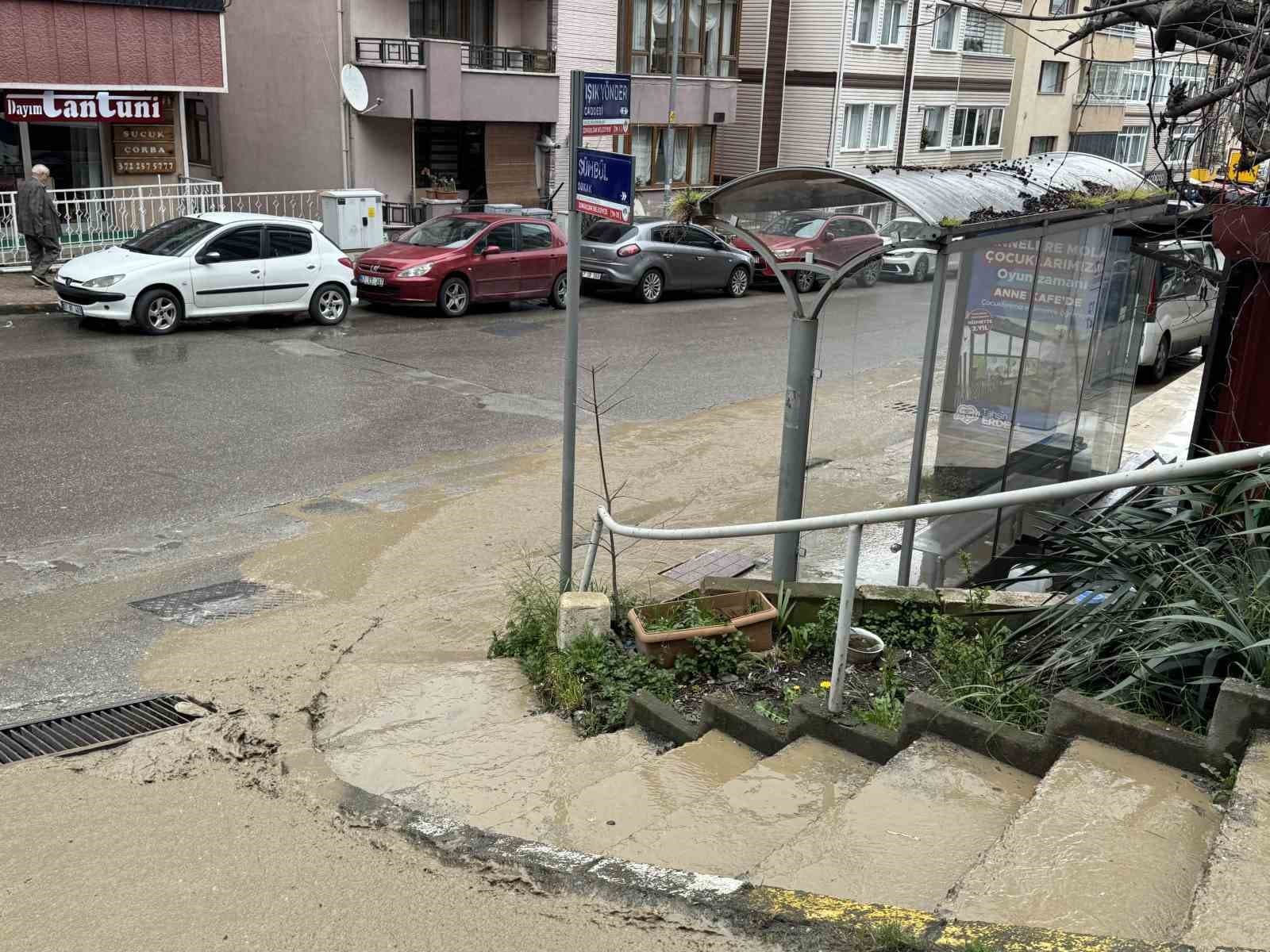 Patlayan su borusu nedeniyle her çamur içinde kaldı