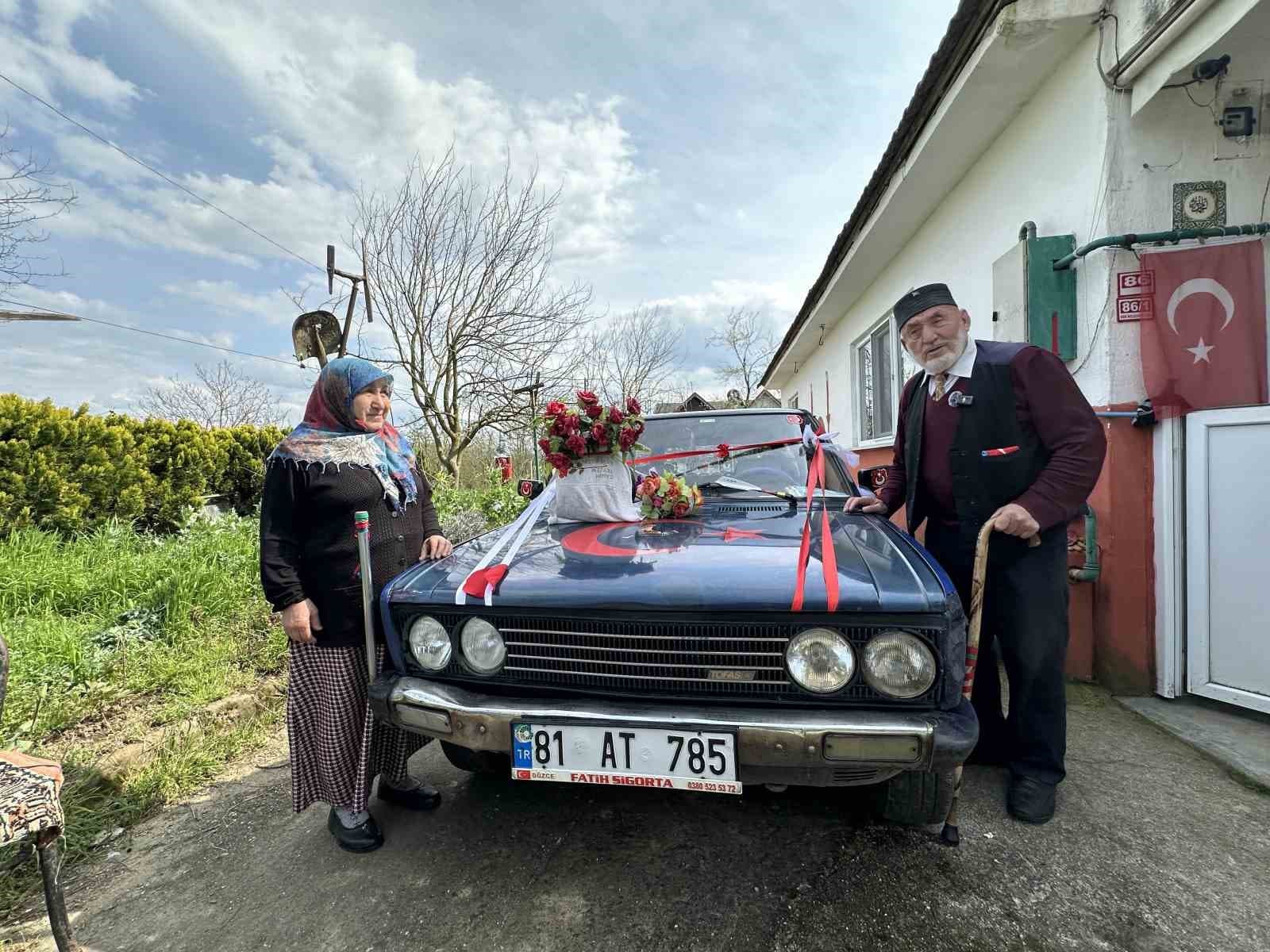 86 yaşında eşi için gelin arabası süsledi, kendi yazdığı şiirle aşkını haykırdı