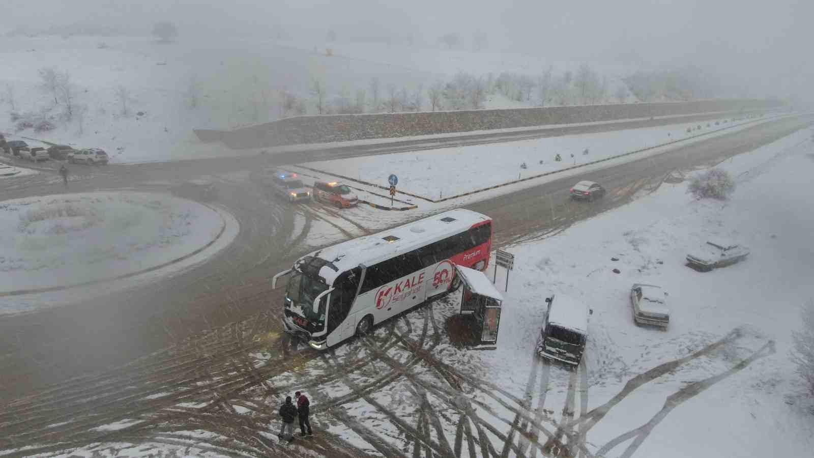Kar yağışı kazayı beraberinde getirdi: 10 aracın karıştığı kazada 6 kişi yaralandı
