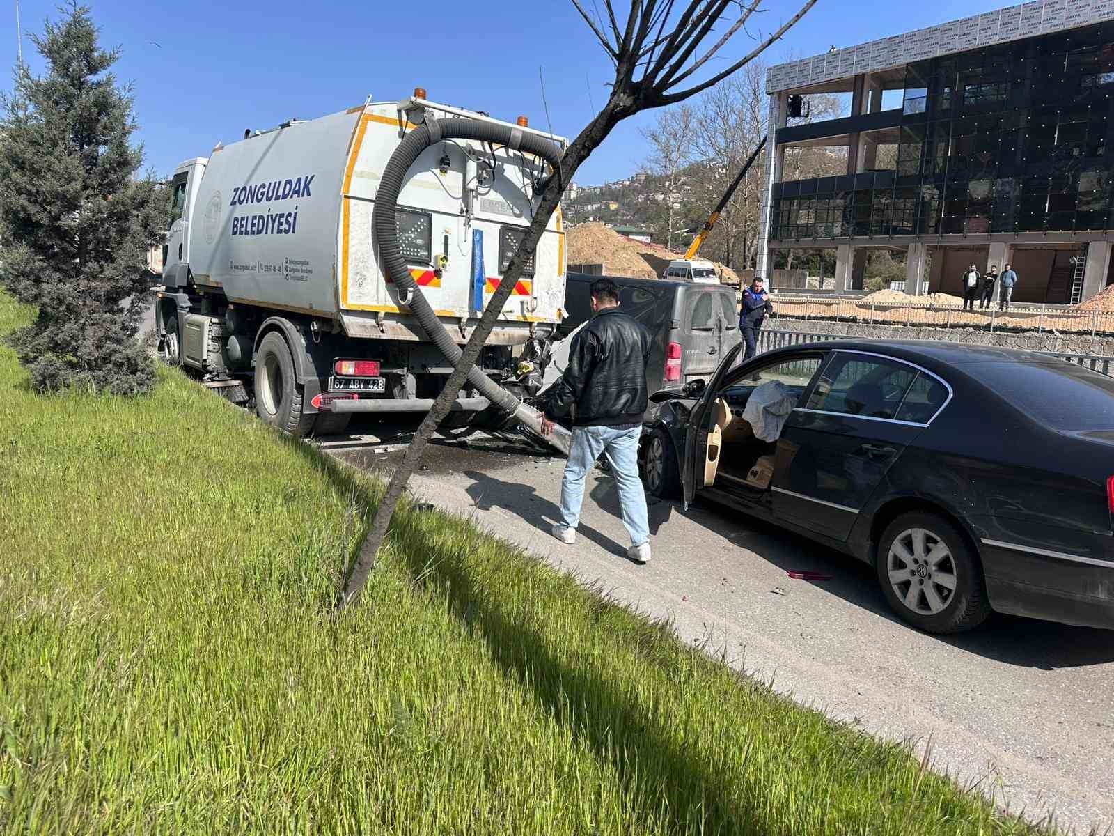 Zonguldak’ta belediye aracının karıştığı zincirleme kazada 4 kişi yaralandı
