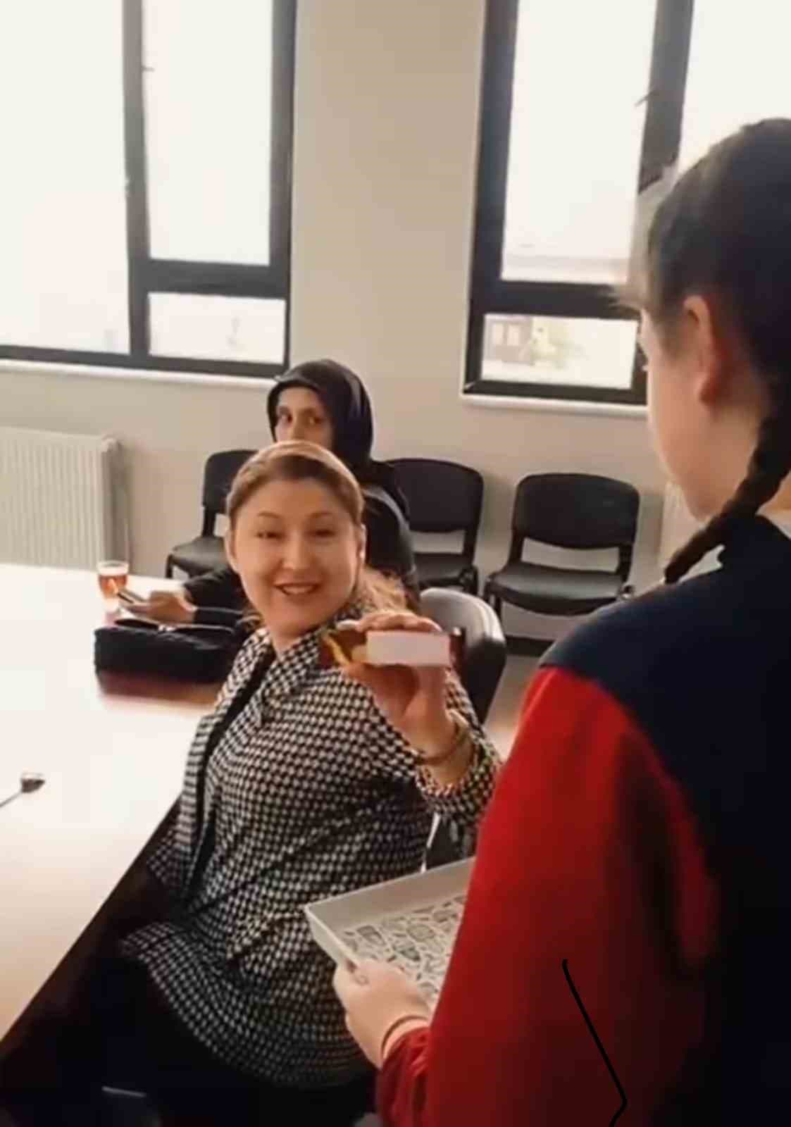 Öğrencilerden anlamlı mesaj: "Öğretmene silah değil, çikolata uzatılır"