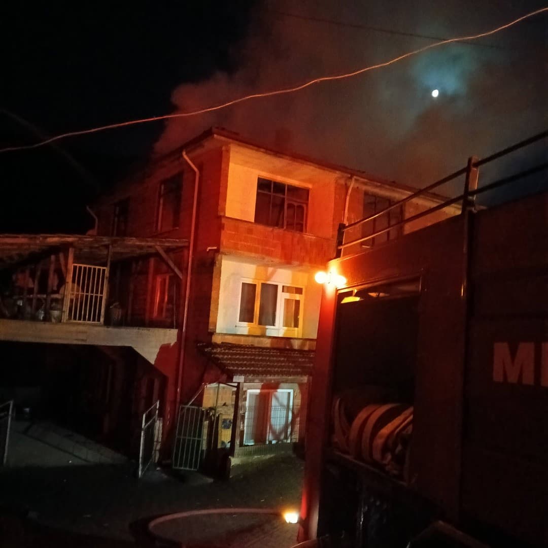 Bolu’da 3 katlı binada yangın çıktı