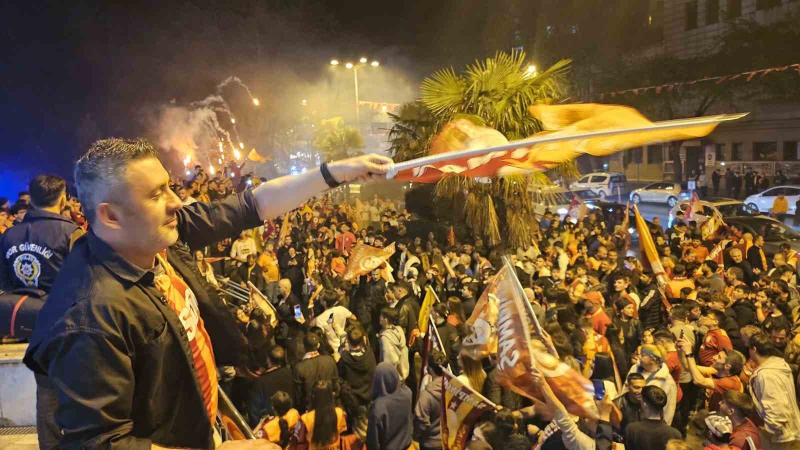 45 günlük Sare bebek, Galatasaray’ın şampiyonluk kutlamasında