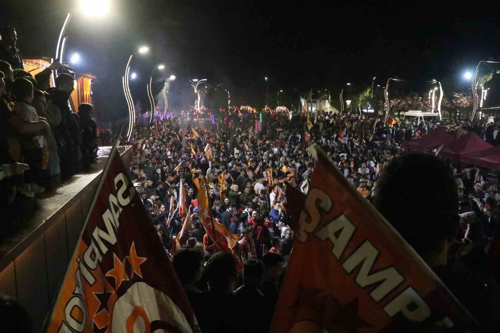 Bolulular meydanlarda Galatasaray’ın şampiyonluğunu kutladı